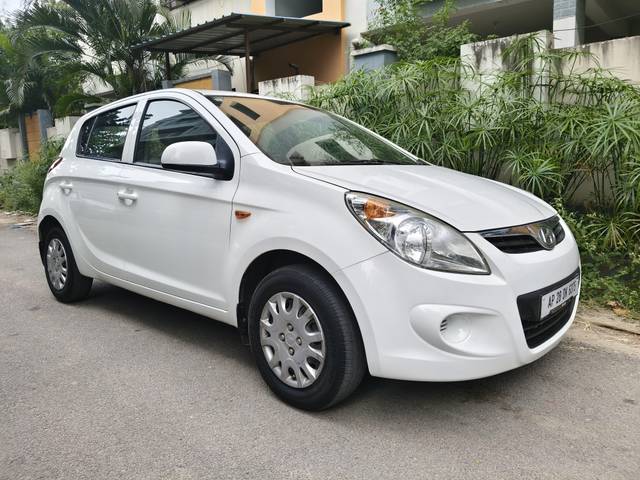 https://images10.gaadi.com/usedcar_image/4393281/original/processed_c716152fe1a54e5c95422a17d571f14d.jpg?imwidth=6400