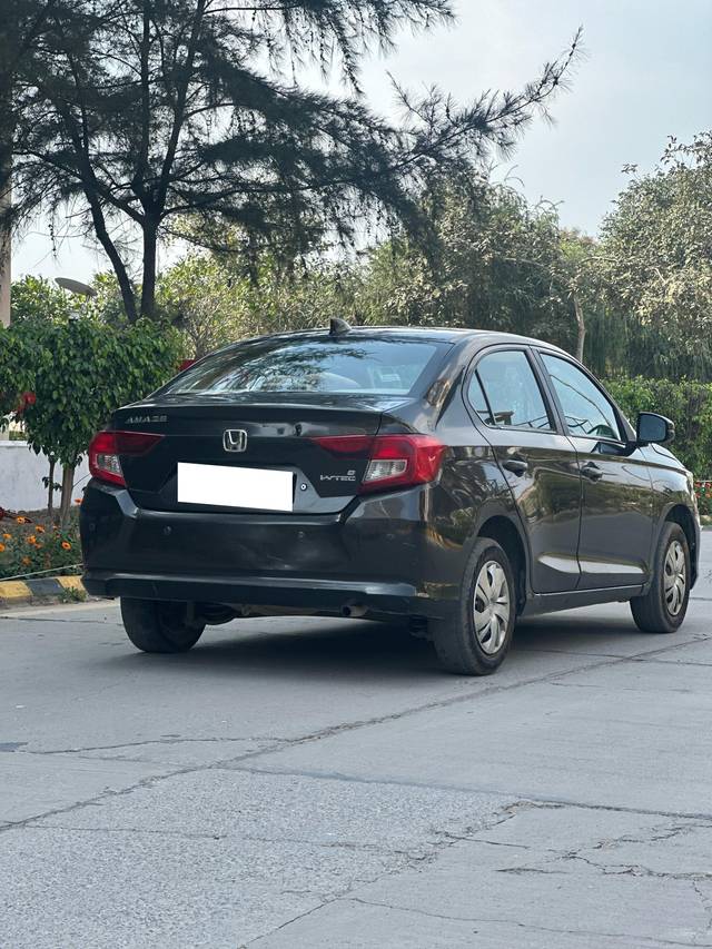 https://images10.gaadi.com/usedcar_image/4393475/original/processed_d43d1f92b3c3588e1b51d45a18d1edc0.jpg?imwidth=6402