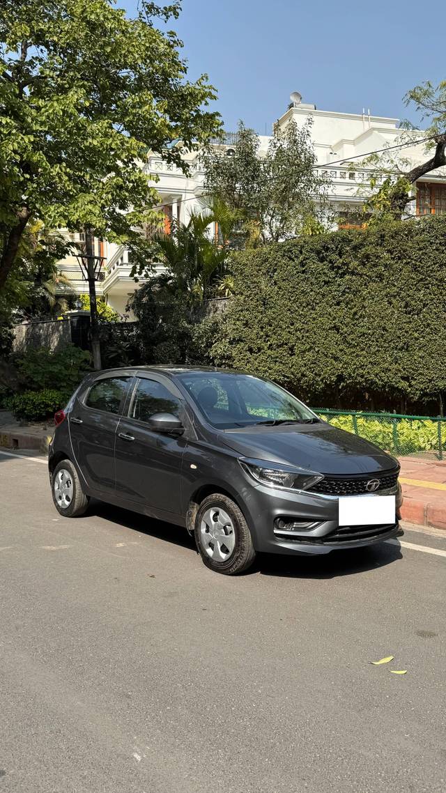 https://images10.gaadi.com/usedcar_image/4393872/original/processed_482de8fa50f3abf980858db0333d77c0.jpg?imwidth=6402