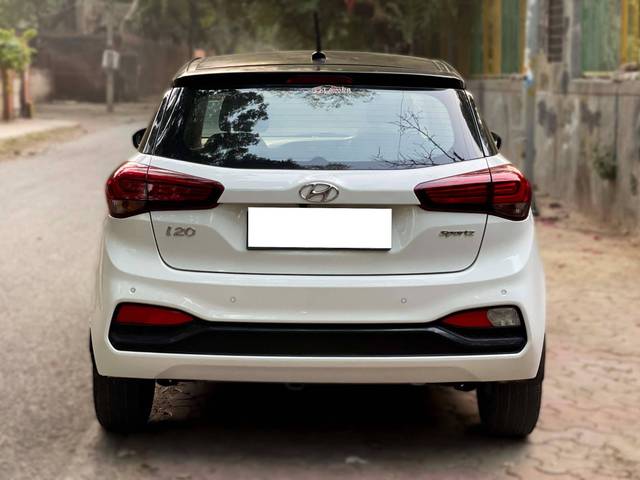 https://images10.gaadi.com/usedcar_image/4393904/original/processed_686b418c239bf9db175149e1767d61c4.jpg?imwidth=6401