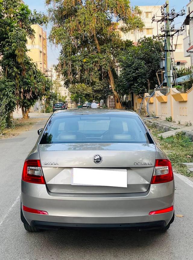 https://images10.gaadi.com/usedcar_image/4393951/original/processed_4c69319a-0483-4d6d-9a99-93c9c99e6e8a.jpg?imwidth=6401