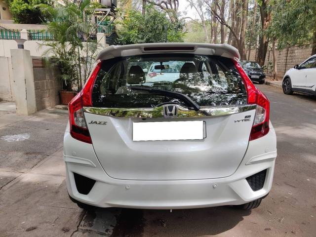 https://images10.gaadi.com/usedcar_image/4393990/original/processed_44620c6f18223bf0e9d381f98556b8ed.jpg?imwidth=6402