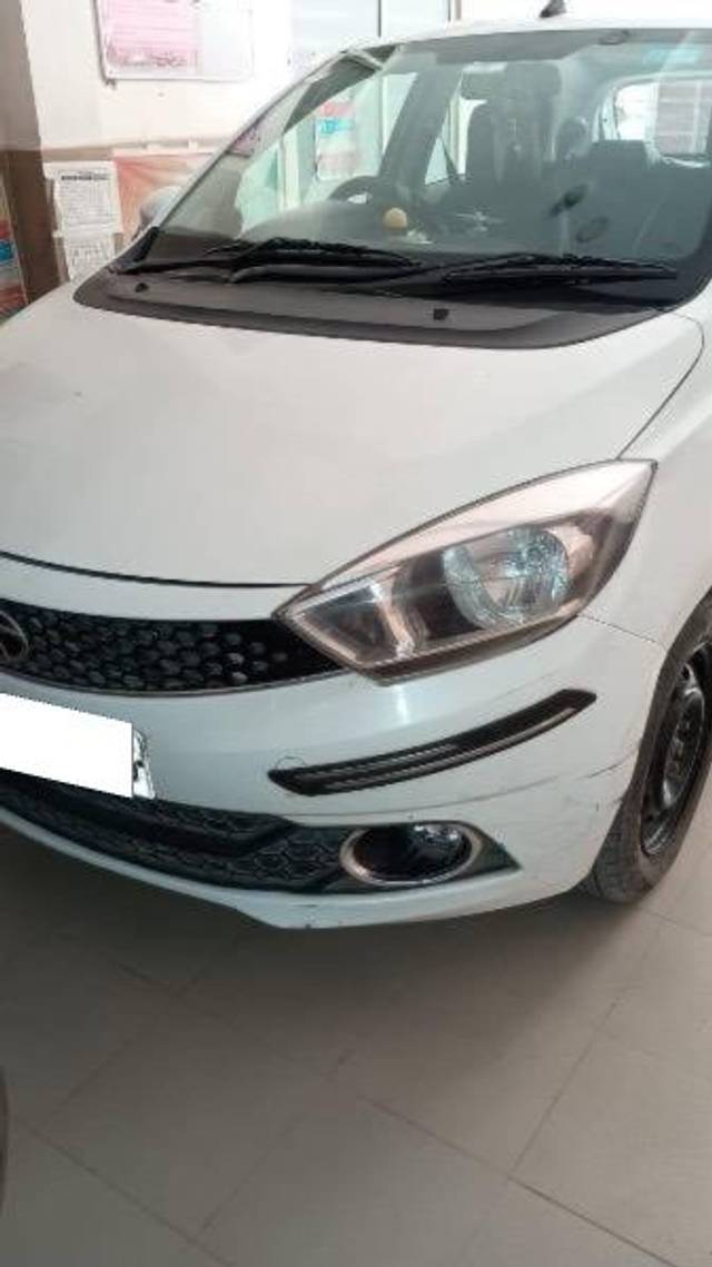 https://images10.gaadi.com/usedcar_image/4394113/original/processed_60923a72-b7a1-4251-a684-2c362dcab30e.jpeg?imwidth=6401