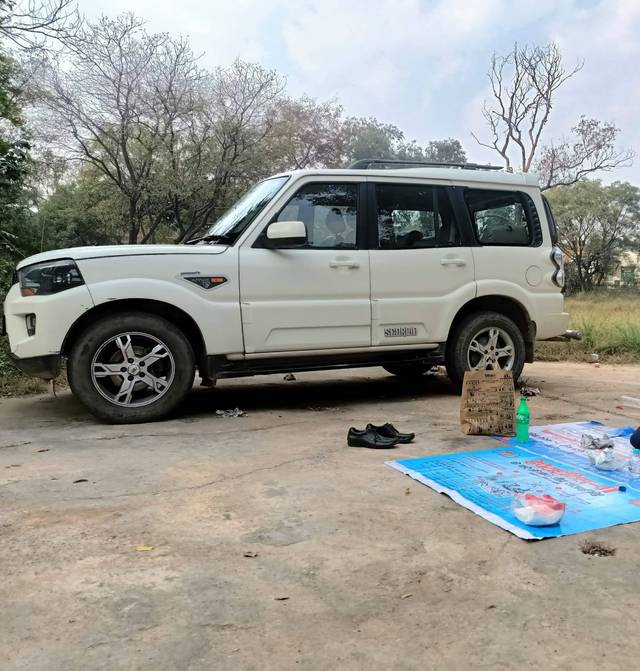https://images10.gaadi.com/usedcar_image/4394234/original/52d40da6f6a1c5f04510675063d3f231.jpg?imwidth=6401