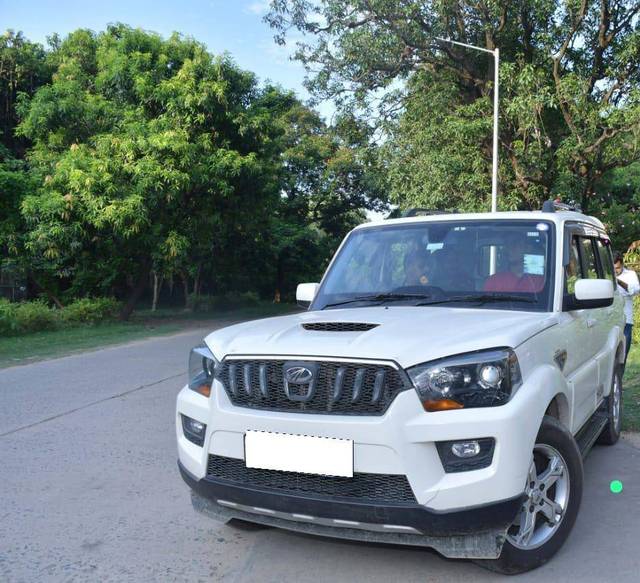 https://images10.gaadi.com/usedcar_image/4394234/original/ead59c5de01b5b39e38ac96ec579a224.jpg?imwidth=6400
