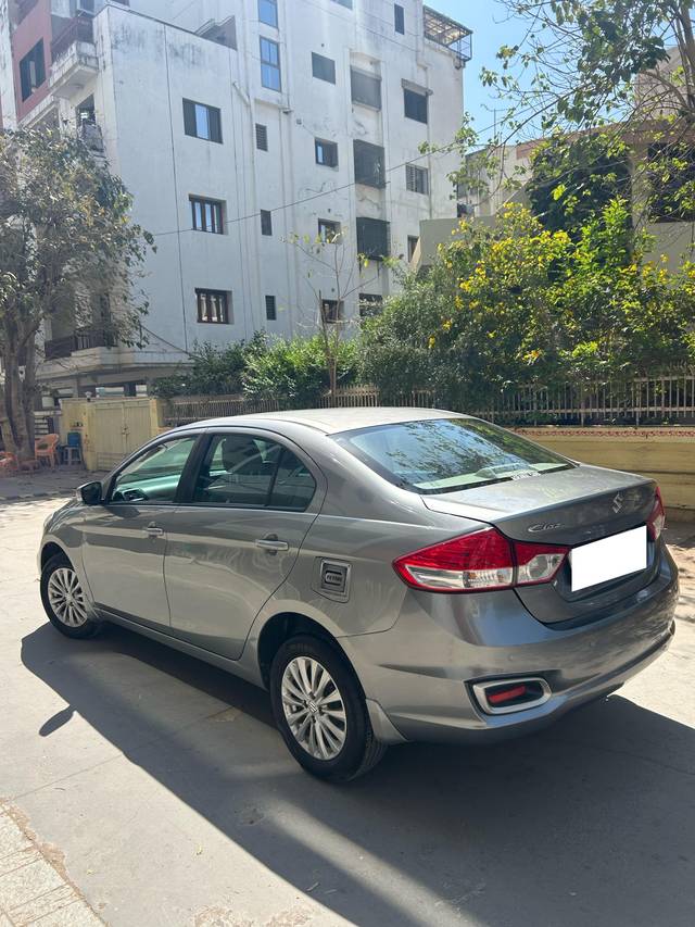 https://images10.gaadi.com/usedcar_image/4394293/original/processed_2afaee8d358d352979e6c29abca39101.jpeg?imwidth=6402