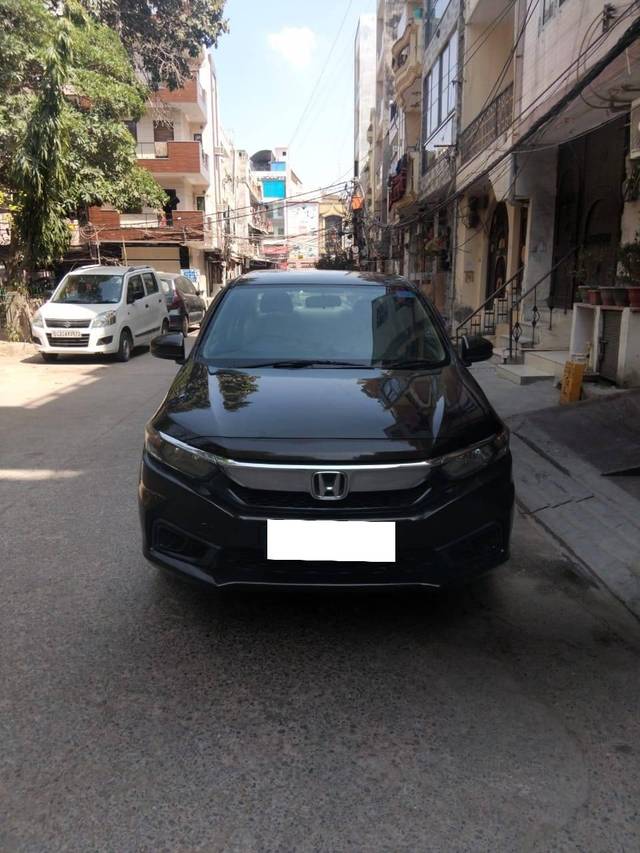 https://images10.gaadi.com/usedcar_image/4394340/original/processed_577c076a3e7f5e6683bce96756b7b69f.jpg?imwidth=6402