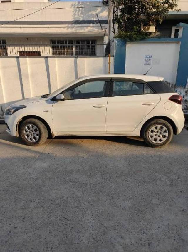 https://images10.gaadi.com/usedcar_image/4394403/original/processed_603ea2e8-6d36-431f-b70e-c1f72d9dc731.jpg?imwidth=6401