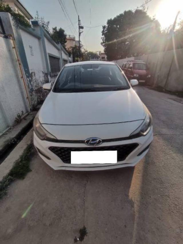 https://images10.gaadi.com/usedcar_image/4394403/original/processed_7820eb77-bbd3-450d-9162-3115482b2c35.jpg?imwidth=6402