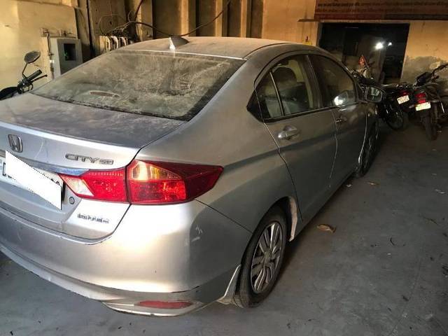 https://images10.gaadi.com/usedcar_image/4394555/original/05ce7f5ece3c71e545c400f6d3b890b3.jpeg?imwidth=6402