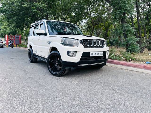 https://images10.gaadi.com/usedcar_image/4394621/original/681213bc66f02cfcf9f2f552afae5094.jpg?imwidth=6400