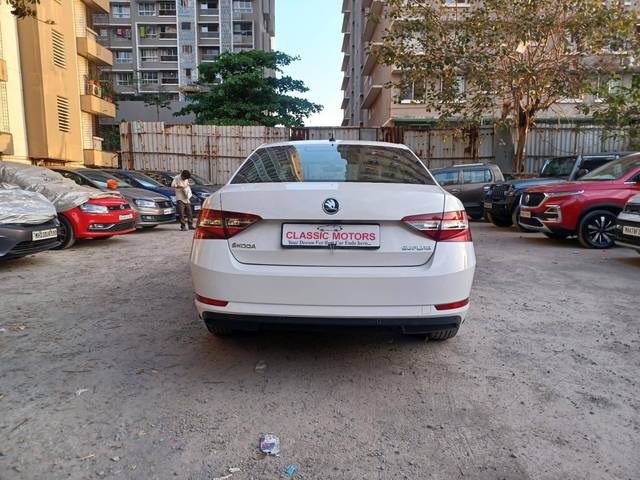 https://images10.gaadi.com/usedcar_image/4394715/original/processed_328d5d00d2fca5ea435839d1dc3422dd.jpeg?imwidth=6402