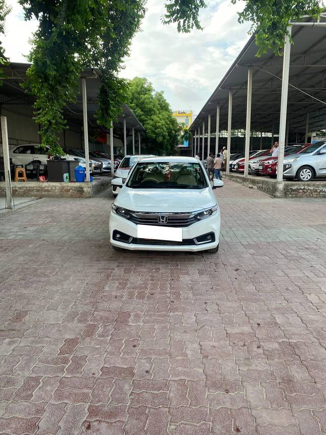 https://images10.gaadi.com/usedcar_image/4394769/original/processed_192be2ce-d0ff-4314-8243-e12ed1e3a6f8.jpg?imwidth=6400