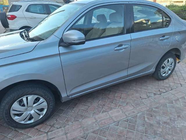 https://images10.gaadi.com/usedcar_image/4394985/original/processed_6f024c05-d3ed-43ab-bf35-81c21a504142.jpg?imwidth=6402