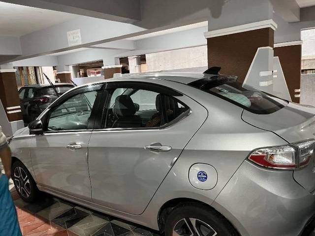 https://images10.gaadi.com/usedcar_image/4395116/original/processed_9698f487-5919-4988-9ad9-bed9d918ffa7.jpeg?imwidth=6401