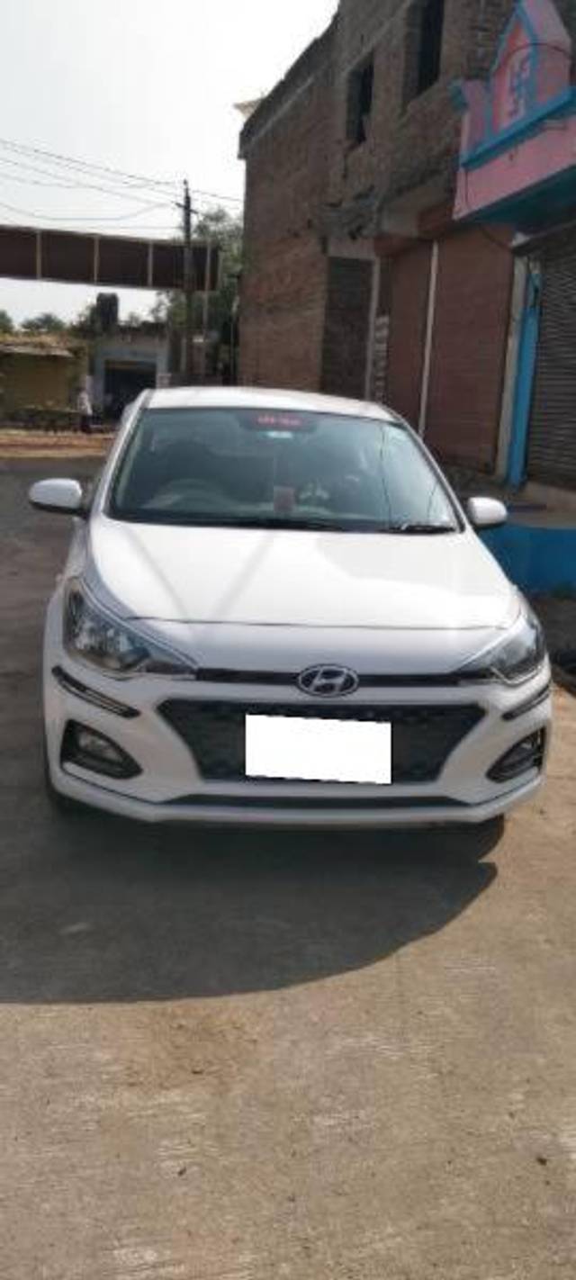 https://images10.gaadi.com/usedcar_image/4395156/original/processed_960e9057-8cef-46a6-80a0-6abcc8b129c9.jpg?imwidth=6400