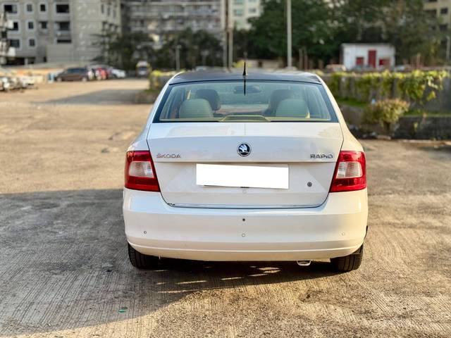 https://images10.gaadi.com/usedcar_image/4395159/original/processed_945a3217b98bdc6904d4365bbe0c993b.jpg?imwidth=6401