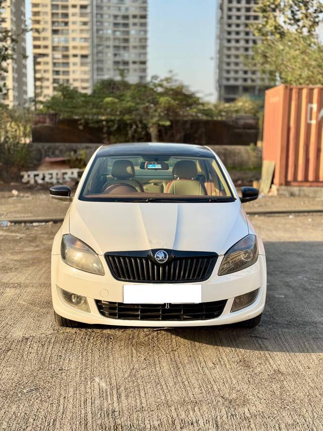 https://images10.gaadi.com/usedcar_image/4395159/original/processed_9594284adc0eccfe3e655a9343fd7548.jpg?imwidth=6400