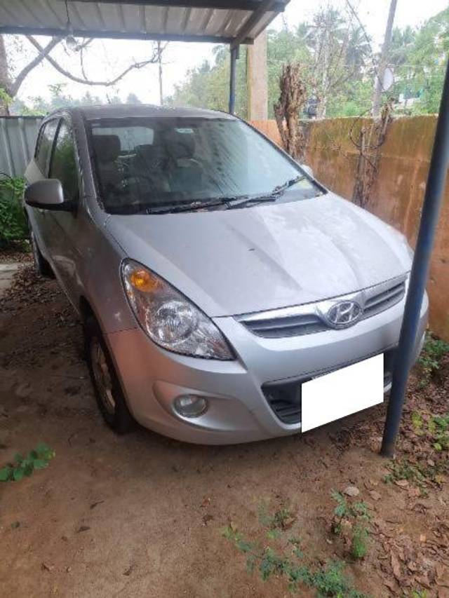 https://images10.gaadi.com/usedcar_image/4395284/original/processed_5567f354-8b98-4be5-91d9-9cf1291948d0.jpg?imwidth=6400