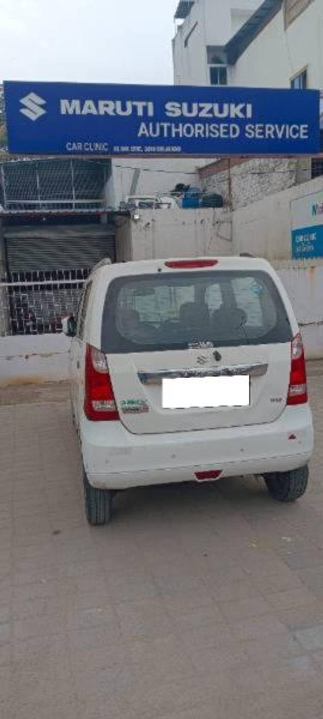 https://images10.gaadi.com/usedcar_image/4395286/original/processed_dd70ccb6-59cb-49c8-ae3b-698329d2dd6f.jpg?imwidth=6401