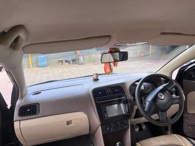 https://images10.gaadi.com/usedcar_image/4395960/original/fa042e82eef8f852583d5f50568978b7.jpeg?imwidth=6402