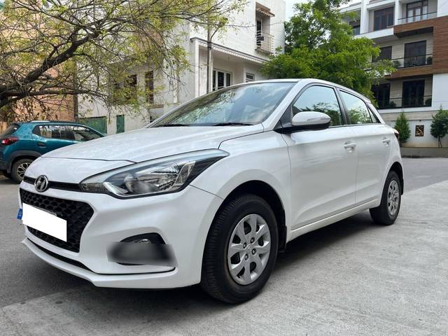 https://images10.gaadi.com/usedcar_image/4396151/original/processed_e41f22156cc0713253918d6a5db80e48.jpg?imwidth=6402