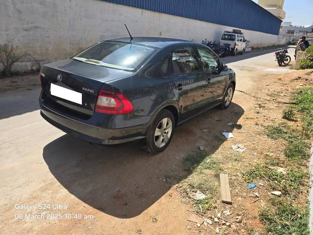 https://images10.gaadi.com/usedcar_image/4396329/original/processed_eba49cd8e1087acf343206d130f2a045.jpg?imwidth=6402