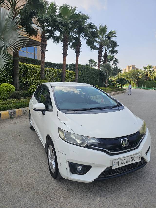 https://images10.gaadi.com/usedcar_image/4396552/original/9db8b93aabb62ace2e9af3ec9a9453bd.jpg?imwidth=6402