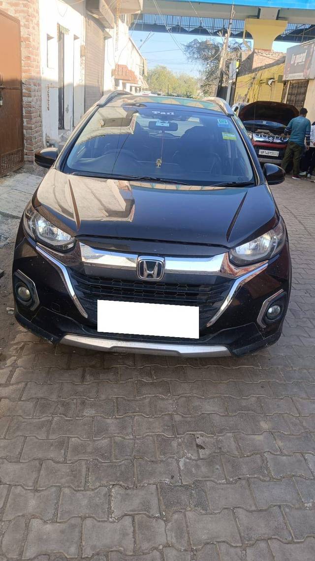 https://images10.gaadi.com/usedcar_image/4396594/original/4c646d04ddaf17563e9f427b3ee179cb.jpg?imwidth=6402