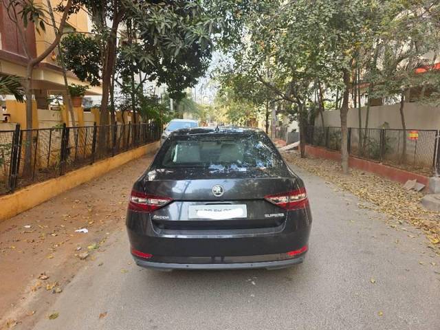 https://images10.gaadi.com/usedcar_image/4396831/original/processed_c2842689-ad31-4156-9393-885a405f2e35.jpg?imwidth=6402