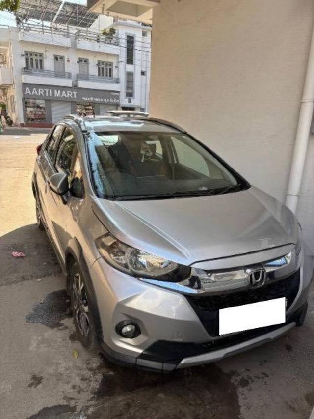 https://images10.gaadi.com/usedcar_image/4397373/original/processed_af72878f-cbf1-453a-bb52-07ecb0cbd338.jpeg?imwidth=6400