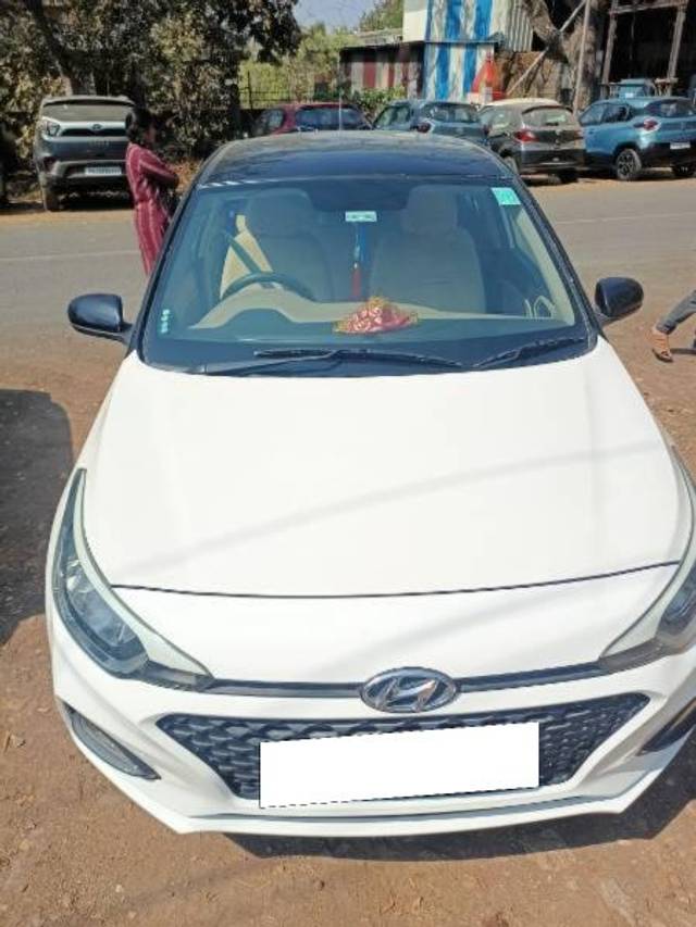 https://images10.gaadi.com/usedcar_image/4397784/original/processed_488bbe8d-64db-44d8-a1f4-5dad12888451.jpeg?imwidth=6400