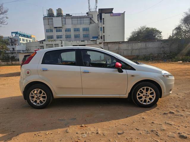 https://images10.gaadi.com/usedcar_image/4397820/original/processed_4b163c5ca4661c0f2a9a679630bdfb6e.jpg?imwidth=6401