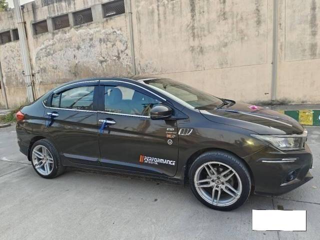 https://images10.gaadi.com/usedcar_image/4397957/original/processed_88e3639f012b91b9480e24c5fff84546.jpg?imwidth=6401