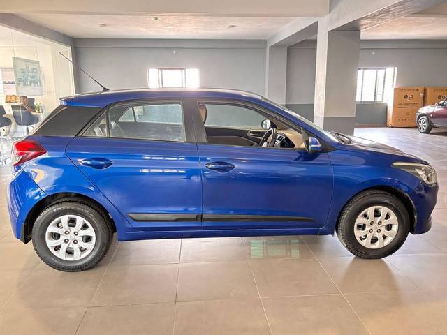 https://images10.gaadi.com/usedcar_image/4397972/original/processed_9e41445f413a1269874c810aa45bc4c6.jpg?imwidth=6401