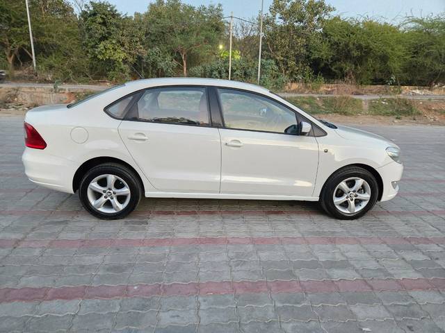 https://images10.gaadi.com/usedcar_image/4397986/original/6edb6a744700e72d0f559de5d49850e9.jpg?imwidth=6401