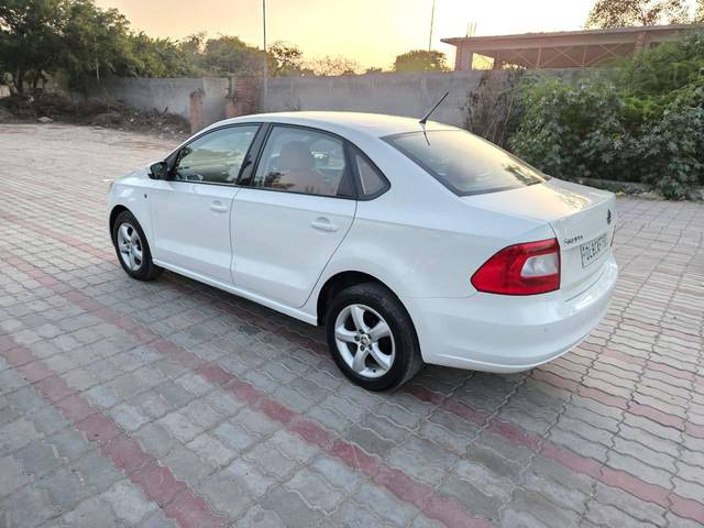 https://images10.gaadi.com/usedcar_image/4397986/original/processed_5fd9e1cd79d3f40f0ce5483eb218dac5.jpg?imwidth=6402