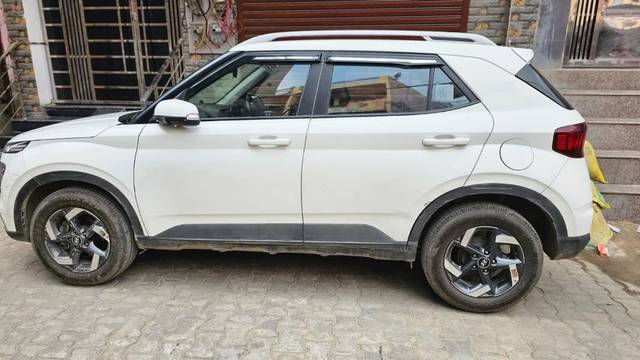 https://images10.gaadi.com/usedcar_image/4398067/original/288fd26d956f151c2a1990a382c8bd9d.jpg?imwidth=6401
