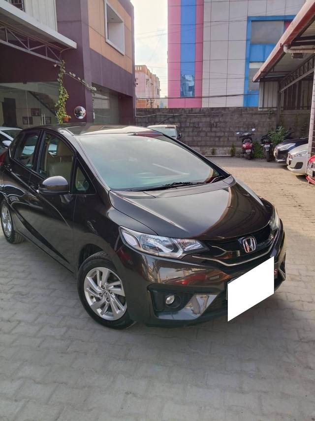 https://images10.gaadi.com/usedcar_image/4398157/original/processed_9228e3f4a3e96e55d16b15e7d32fec3f.jpg?imwidth=6400