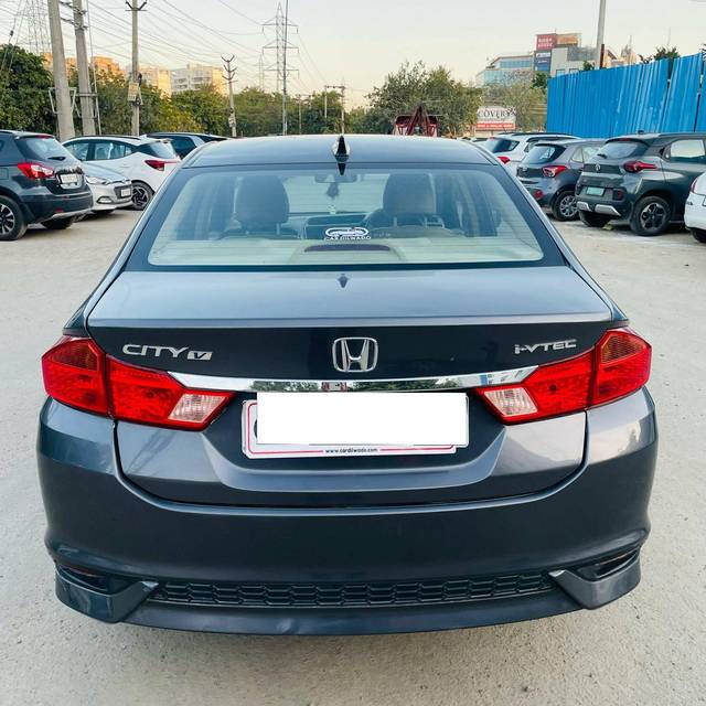 https://images10.gaadi.com/usedcar_image/4398232/original/processed_4e31e0d6713ab24b79d3b7d8fb3e2635.jpg?imwidth=6402