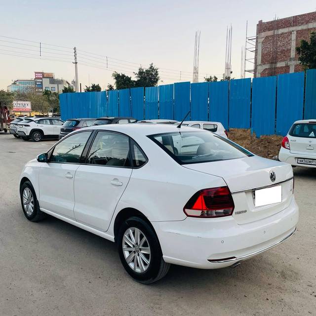 https://images10.gaadi.com/usedcar_image/4398234/original/processed_712bfff87a2d7f51006f9810bee45563.jpg?imwidth=6402