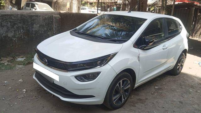 https://images10.gaadi.com/usedcar_image/4398372/original/a79835c2d5860bae8e62b85980ab6bec.jpg?imwidth=6401