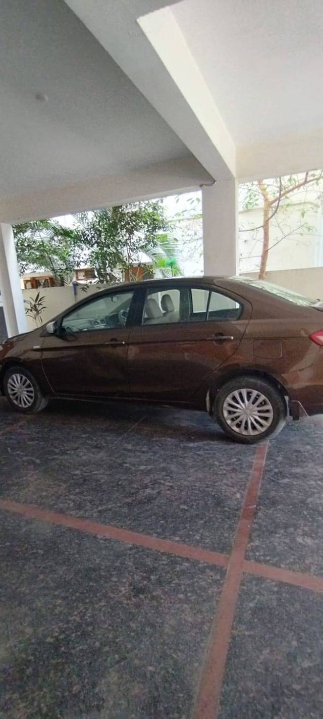 https://images10.gaadi.com/usedcar_image/4398441/original/e1d5b69a0750d5cf92332ed8cb26b4d3.jpg?imwidth=6402