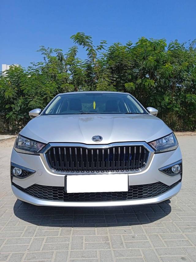 https://images10.gaadi.com/usedcar_image/4398448/original/processed_c232776cb8cc47caf6b091a4b46ac105.jpg?imwidth=6402