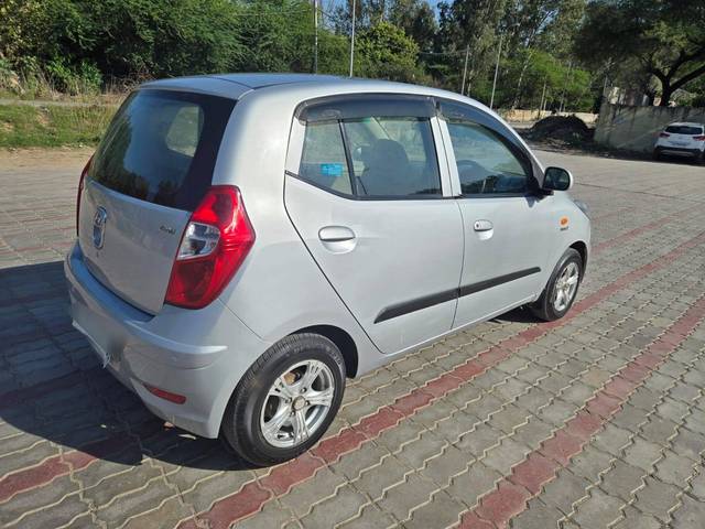 https://images10.gaadi.com/usedcar_image/4398607/original/processed_b80e57f985fb3fd8a0d78b35bc80648d.jpg?imwidth=6402