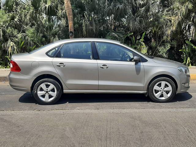 https://images10.gaadi.com/usedcar_image/4398675/original/processed_000d1ccdd78edfaa80334c71478bae9c.jpg?imwidth=6401