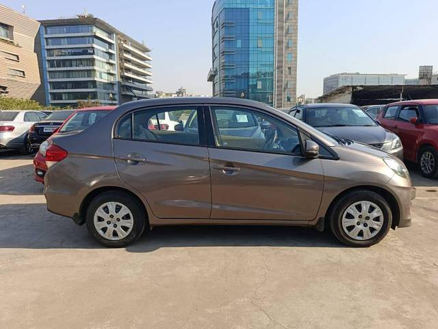 https://images10.gaadi.com/usedcar_image/4398698/original/processed_1a5b41e7367fd9a052e5c3d6a5dce994.jpg?imwidth=6401