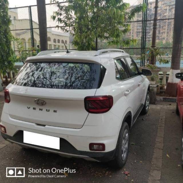 https://images10.gaadi.com/usedcar_image/4398740/original/c9dc09c0e05cfbc7e9a2f3bc5a8ba0a1.jpg?imwidth=6402