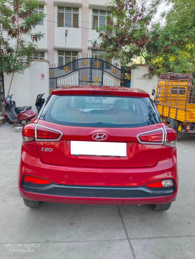 https://images10.gaadi.com/usedcar_image/4398976/original/processed_6f256825d0c614965080295af8932b05.jpg?imwidth=6401