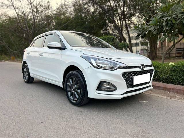 https://images10.gaadi.com/usedcar_image/4398977/original/processed_11171d6a9fac200bfa7fb75dab6f598b.jpg?imwidth=6400